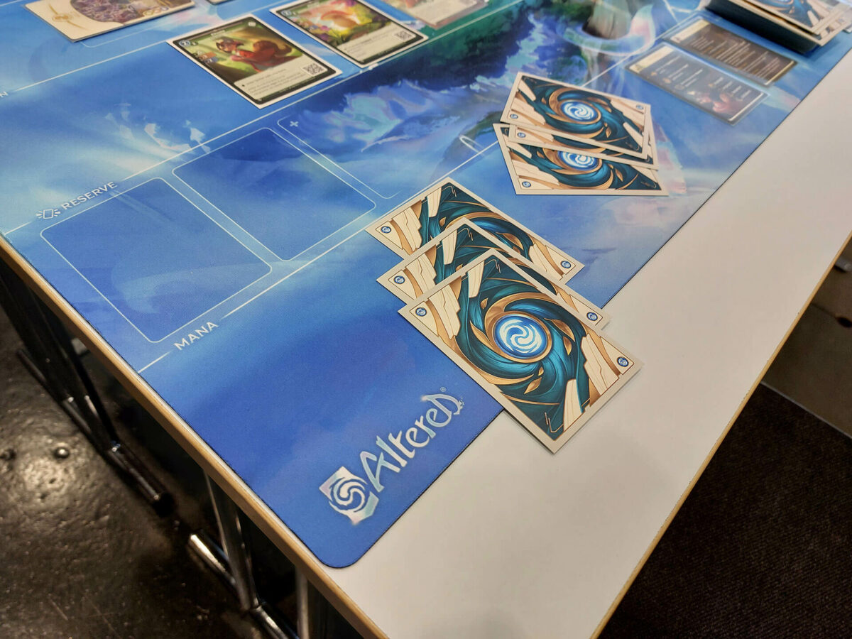 Altered TCG Tisch mit Playmat und verdeckten und offenen Karten