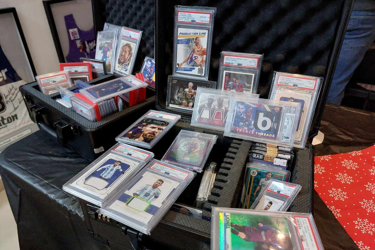 Sammlung von Fussballkarten mit Koffer und Slap mit gegradeten Karten