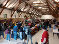 Ein Card Show mit zahlreichen Besuchern mit TCG und Sportkarten